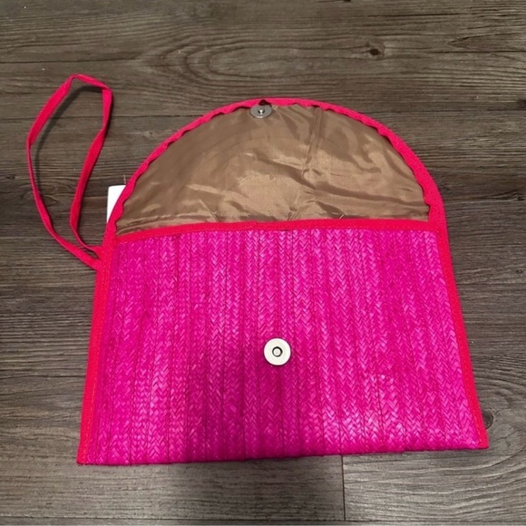 🌸 NWT! Fuchsia, Black, and Cream Woven Straw Clutch